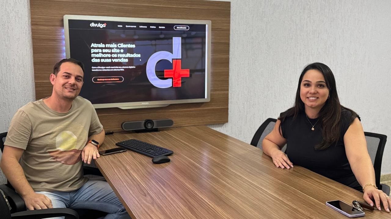 Sala de reunião com tela para apresentação de estratégias digitais