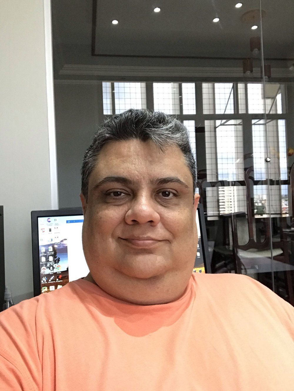 Foto de Fabricio Pedroso em ambiente de escritório