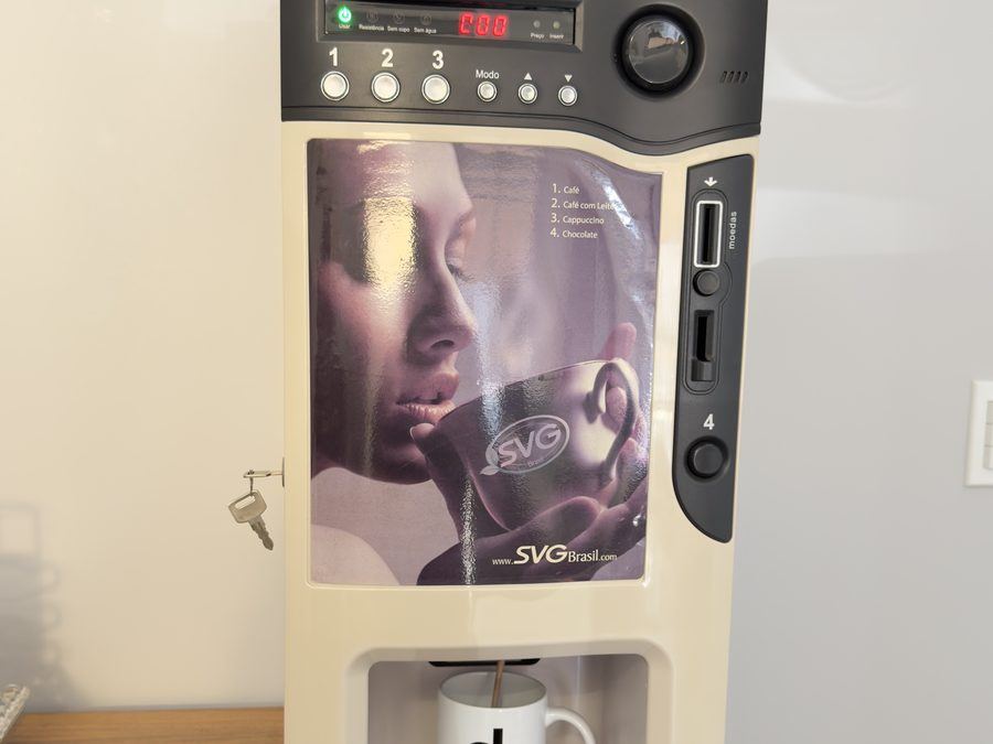 Máquina de café, cappuccino e chocolate quente na recepção DivulgaMais