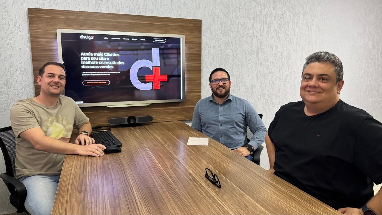 Sala de reunião com tela para apresentação